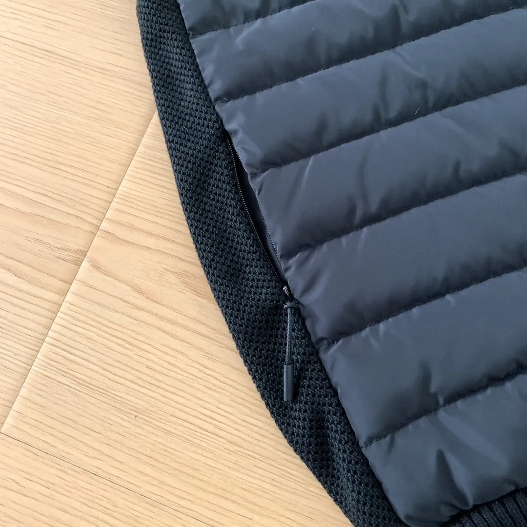 Style number: Y 🇨🇦Canada Goose "Canada Goose" 🇨🇦E 6829 y Bridge® men's knitted vest. The Hy Bridge® Knit Vest is the new arrival in our Hy Bridge® Knit Series, lightweight and warm. It can be worn as a jacket over a T-shirt or as an inner layer under another jacket for extra warmth without being bulky. Through Thermal Mapping® technology, down-filled thermal insulation panels are added to areas that need thermal insulation, and Breathable weaving technology is used to enhance breathability in areas that are prone to stuffiness. Color: Black red label Gray red label Dark Blue color red label Black black label Gray black label Size: XS S M L XL XXL